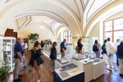 Nově otevřený obchod se suvenýry na Pražském hradě.