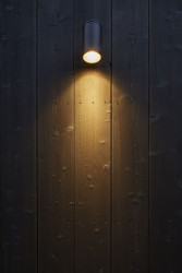 Fasáda z opalovaného dřeva lépe odolá horským podmínkám. (Bytový dům Krušec, monom)