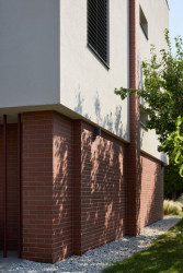 Nový je také cihelný obklad... (Řadový dům v Čimicích, Plus One Architects)