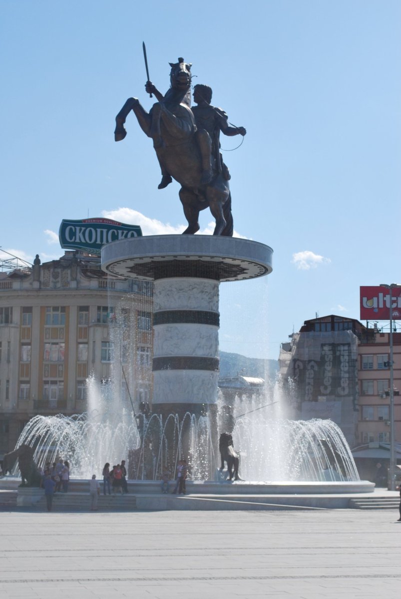 Přímo ve středu Makedonského náměstí ve Skopje vznikla roku 2011 fontána se sochou Bojovníka na koni věnovanou Alexandru Velikému.