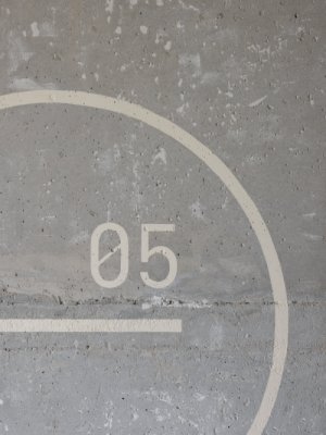 Detail orientačního systému (Rekonstrukce ubytovny v Košicích; Atrium Architekti)