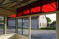 Červené sklo propouští červené světlo. To se hodí k zastávce U Červených. (Zastávka v Podmoklech nad Berounkou, Debyt architektura)