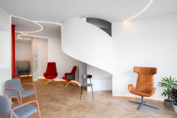 Veškeré sezení v Atelieru Bohemia pochází od české značky LD Seating.