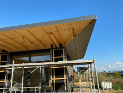 Foto z výstavby: Střešní přesahy bez podpor