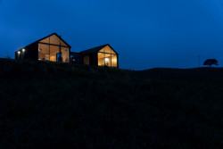 Modulární dvojdům od architekta jménem Rubén Gómez Gañán v Kolumbii