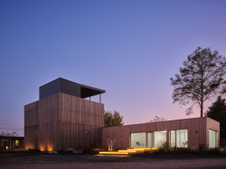 Rodinný dům a sídlo firmy Eko Modular hned vedle sebe - vše z modulů.