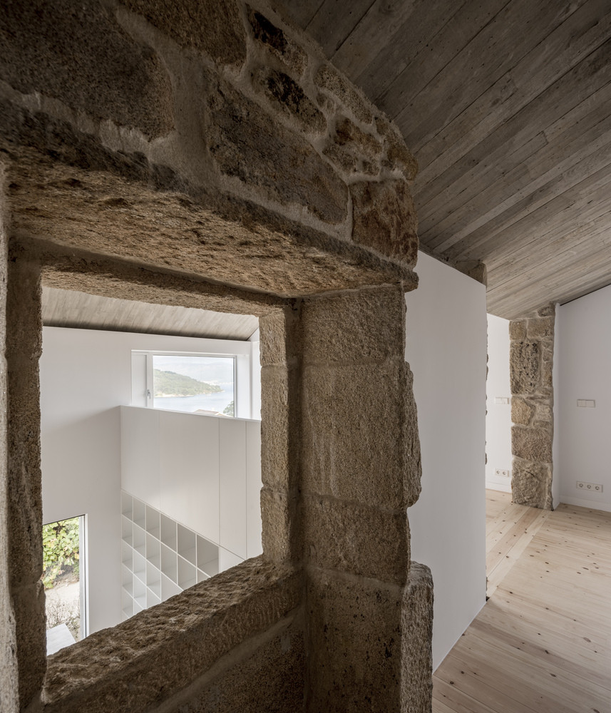 Rekonstrukce a dostavba rodinného domu v Muros, fuertes-penedo arquitectos © Héctor Santos-Díez