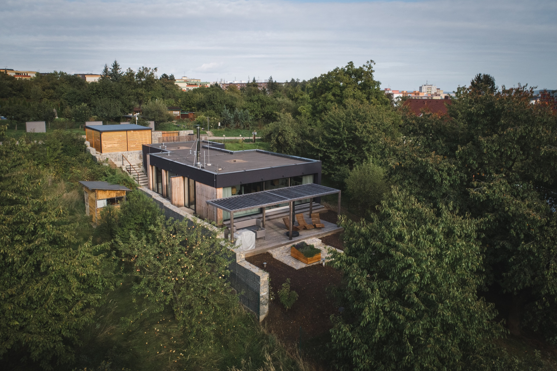 Rodinný dům od ateliéru Kunc Architects realizovaný firmou Vesper Homes dokazuje, že i náročný terén může být příležitostí.