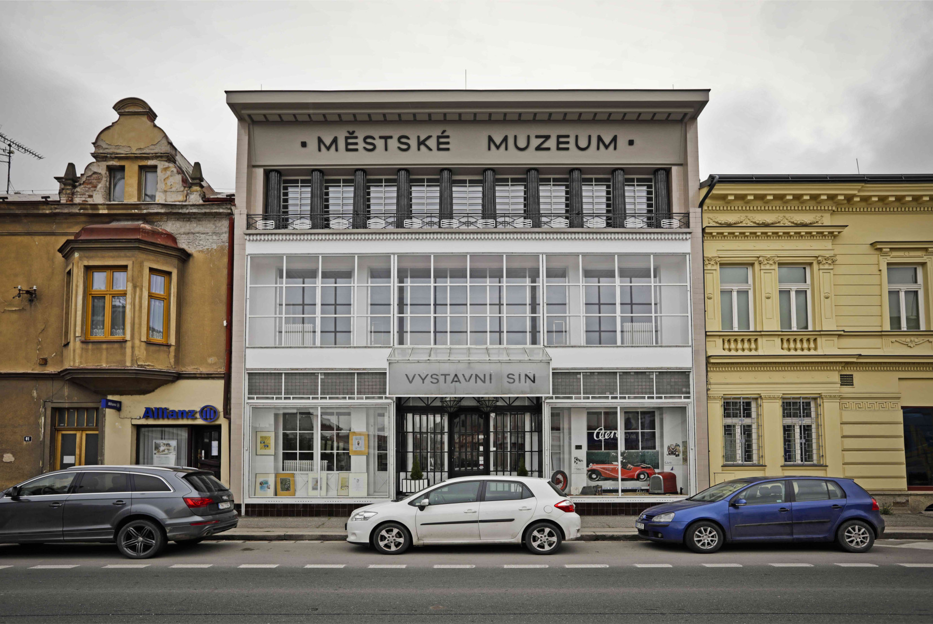 Skleněná fasáda zavěšená na železobetonové konstrukci. Ve své době div.