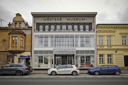 Skleněná fasáda zavěšená na železobetonové konstrukci. Ve své době div.