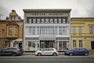 Skleněná fasáda zavěšená na železobetonové konstrukci. Ve své době div.