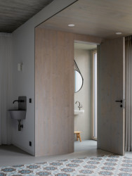 Využití dřeva v koupelně (Rodinný dům v Břevnově; OTA atelier)