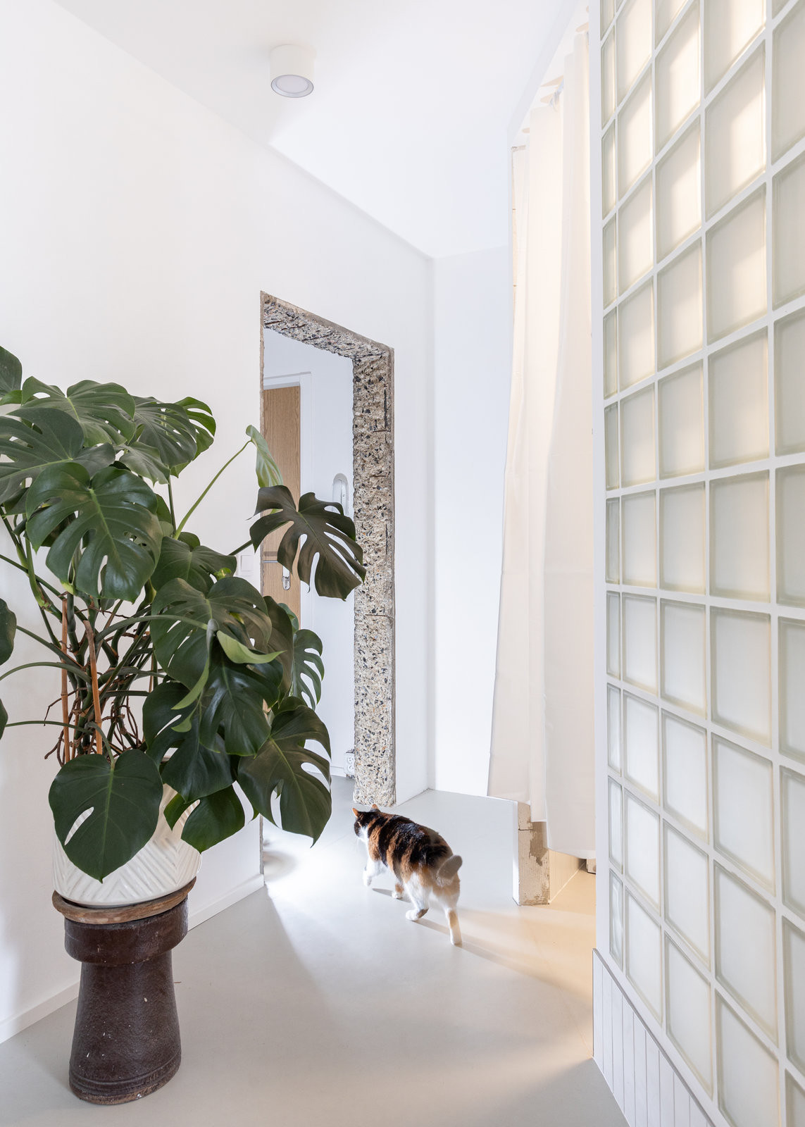 Původně byla v tomto místě tmavá chodba, nyní přirozeně navazuje na obytný prostor. (Rekonstrukce bytu v panelovém domě v Praze na Gutovce; P2P.)