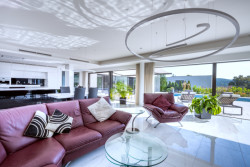 Ateliér Kareš Arch zrealizoval v Brně neofunkcionalistickou vilu, která se otevírá do zahrady