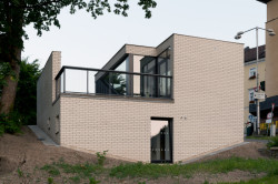 Architekti ze studia INK ARC jsou autory nápadité autobusové zastávky s toaletami v Janských Lázních