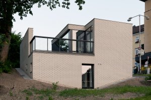 Architekti ze studia INK ARC jsou autory nápadité autobusové zastávky s toaletami v Janských Lázních