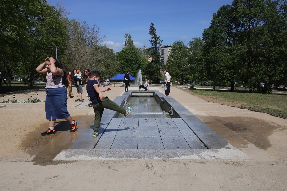 Pohled na vodní kaskádu (Park Střed v Mostě, Rehwaldt Landscape Architects + Atelier Hoffman)
