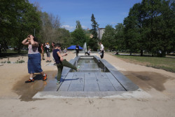 Pohled na vodní kaskádu (Park Střed v Mostě, Rehwaldt Landscape Architects + Atelier Hoffman)