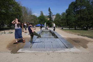 Pohled na vodní kaskádu (Park Střed v Mostě, Rehwaldt Landscape Architects + Atelier Hoffman)