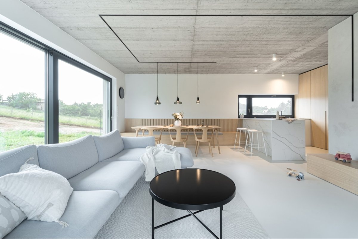 „Antracitová okna jsme doplnili černými konturami osvětlení a kovových prvků," popisuje architektka. (Interiér rodinného domu v Popůvkách, Atel!er)