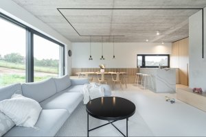 „Antracitová okna jsme doplnili černými konturami osvětlení a kovových prvků," popisuje architektka. (Interiér rodinného domu v Popůvkách, Atel!er)