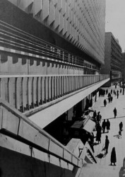 Pohled z platformy ve druhém nadzemním podlaží s detailem obvodového pláště.