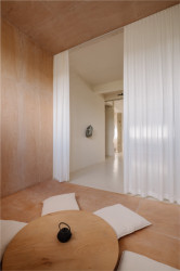 K sezení jsou určeny polštáře (Kreativní studio v socialistických prostorech; Absurd Studio)