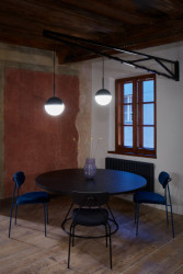 "Tmavé prostory člověka objímají, jeví se blíže než světlé," říkají architekti a architektky z ORA.