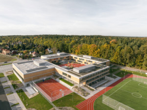 Díky velkému pozemku mohla zůstat nízká. (Nová škola LOŠBATES; SOA architekti)