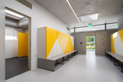 Na základní škole v Banské Štiavnici byly všechny stěny na chodbách, ve třídách a v hygienických místnostech ošetřeny nátěry StoColor Puran Satin nebo StoPox WL 100, které jsou odolné, snadno se čistí a odolávají i silným dezinfekčním prostředkům.