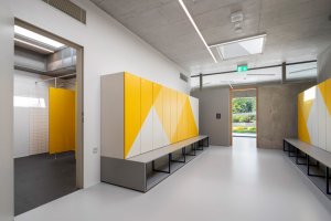 Na základní škole v Banské Štiavnici byly všechny stěny na chodbách, ve třídách a v hygienických místnostech ošetřeny nátěry StoColor Puran Satin nebo StoPox WL 100, které jsou odolné, snadno se čistí a odolávají i silným dezinfekčním prostředkům.