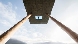 Hotel Hubertus je další luxusní hotel v jižním Tyrolsku. Studio NOA Architects ho navrhlo jako hnízdo v kopcích, který zahalují kmeny stromů. Nově má také bazén s výhledem do údolí.