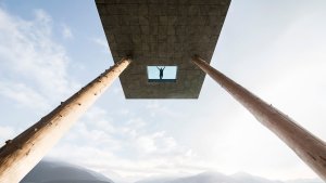 Hotel Hubertus je další luxusní hotel v jižním Tyrolsku. Studio NOA Architects ho navrhlo jako hnízdo v kopcích, který zahalují kmeny stromů. Nově má také bazén s výhledem do údolí.