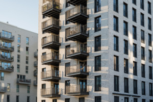 Rezidenční projekt „Belle Harbour“ v hamburské čtvrti HafenCity nastavuje architektonický standard pro efektivní využití zdrojů a společenskou odpovědnost. (Belle Harbour; Winking Froh Architekten)