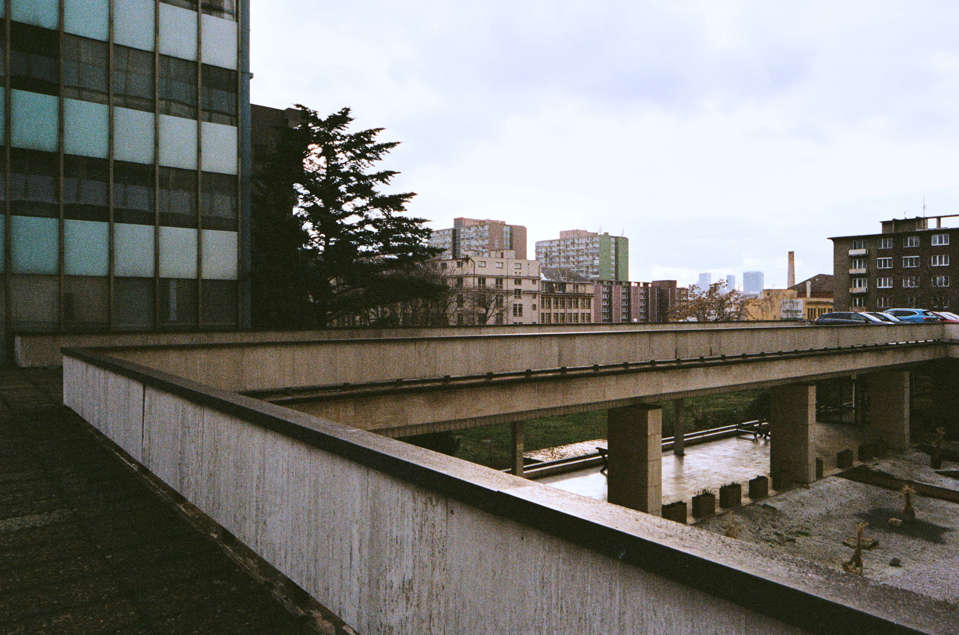 Svá dvě díla pak zvládla zachránit ještě umělkyně Věra Janoušková, která je nechala převézt do svého ateliéru, kde jsou k vidění dodnes. Socha Leknín se původně nacházela v těchto místech, kde bylo umělé jezírko.