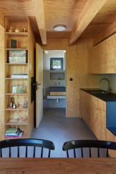 Pohled do interiéru (Chata v Posázaví, Atelier Hajný)