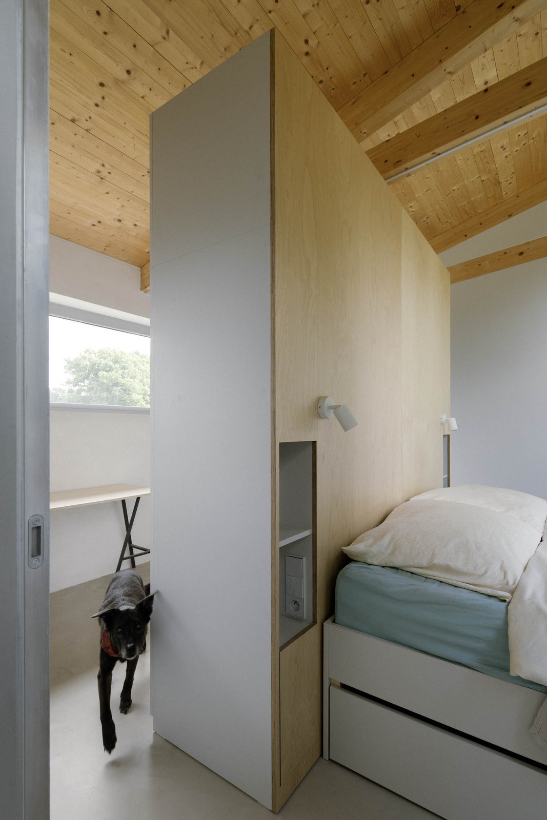 Ložnice s plochou přes dva moduly. (Dům se šikmou fasádou; Papundekl architekti)