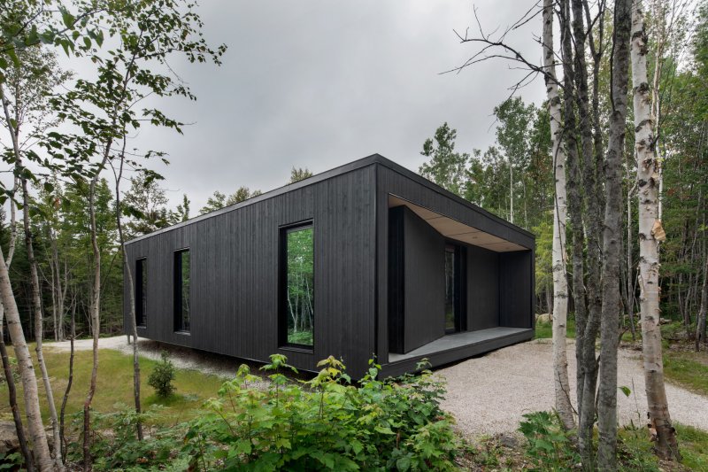 Prefabrikované chatky od studia Bourgeois / Lechasseur architects nedaleko kanadské lyžařské oblasti Le Massif de Petite-Rivière-St-François v lese u Charlevoix