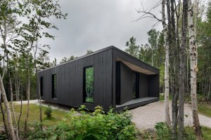 Prefabrikované chatky od studia Bourgeois / Lechasseur architects nedaleko kanadské lyžařské oblasti Le Massif de Petite-Rivière-St-François v lese u Charlevoix