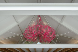 Pohled do prostor pod střechou, tento konkrétní se nachází nad garáží a je v něm pracovna. (Vila v Trněném Újezdě, de.fakto)