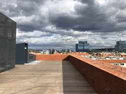 Střešní terasa nabízí daleké výhledy na město