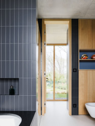 Koupelna dětí (Dům u vinohradu, ARCHITEKTI mikulaj & mikulajová )