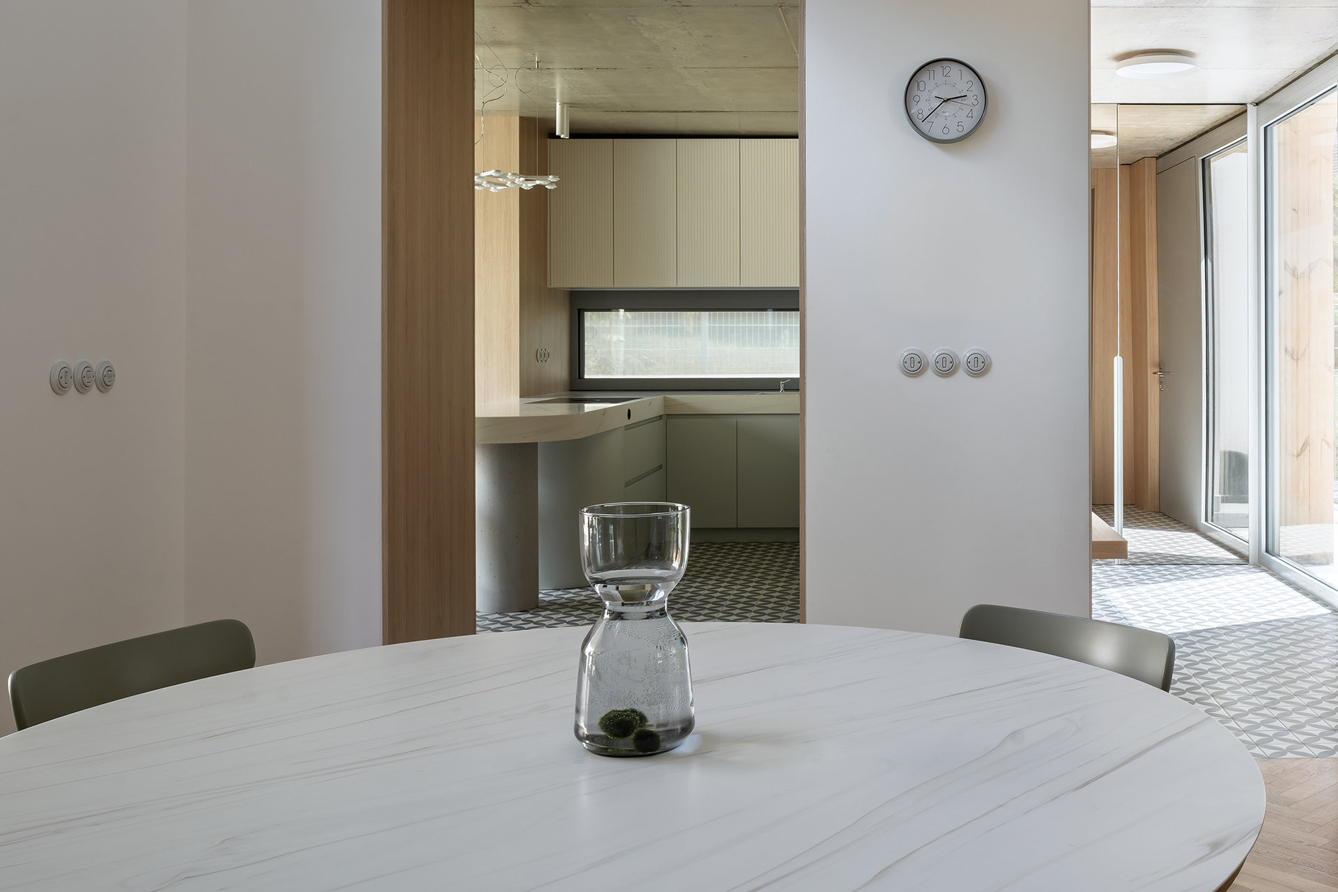 "Hnízda" porcelánových vypínačů a ovládacích prvků Decento od ABB odkazují k první republice. (Rekonstrukce prvorepublikové vily v Brně, Atel!er )