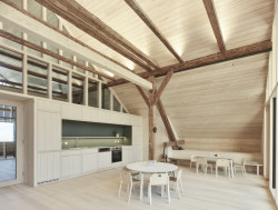 Interiéru dominuje světlé dřevo, které koresponduje s dětským nábytkem a vytváří tak jednotný vzhled. (Mateřská škola v Unterachu, Ateliér Hohengasser Wirnsberger)