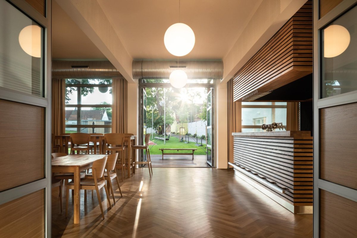 SOKEC v Hrušovanech u Brna, caraa.cz/Atelier KAVA: Na hlavní sál se napojuje prostor restaurace