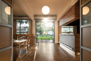 SOKEC v Hrušovanech u Brna, caraa.cz/Atelier KAVA: Na hlavní sál se napojuje prostor restaurace