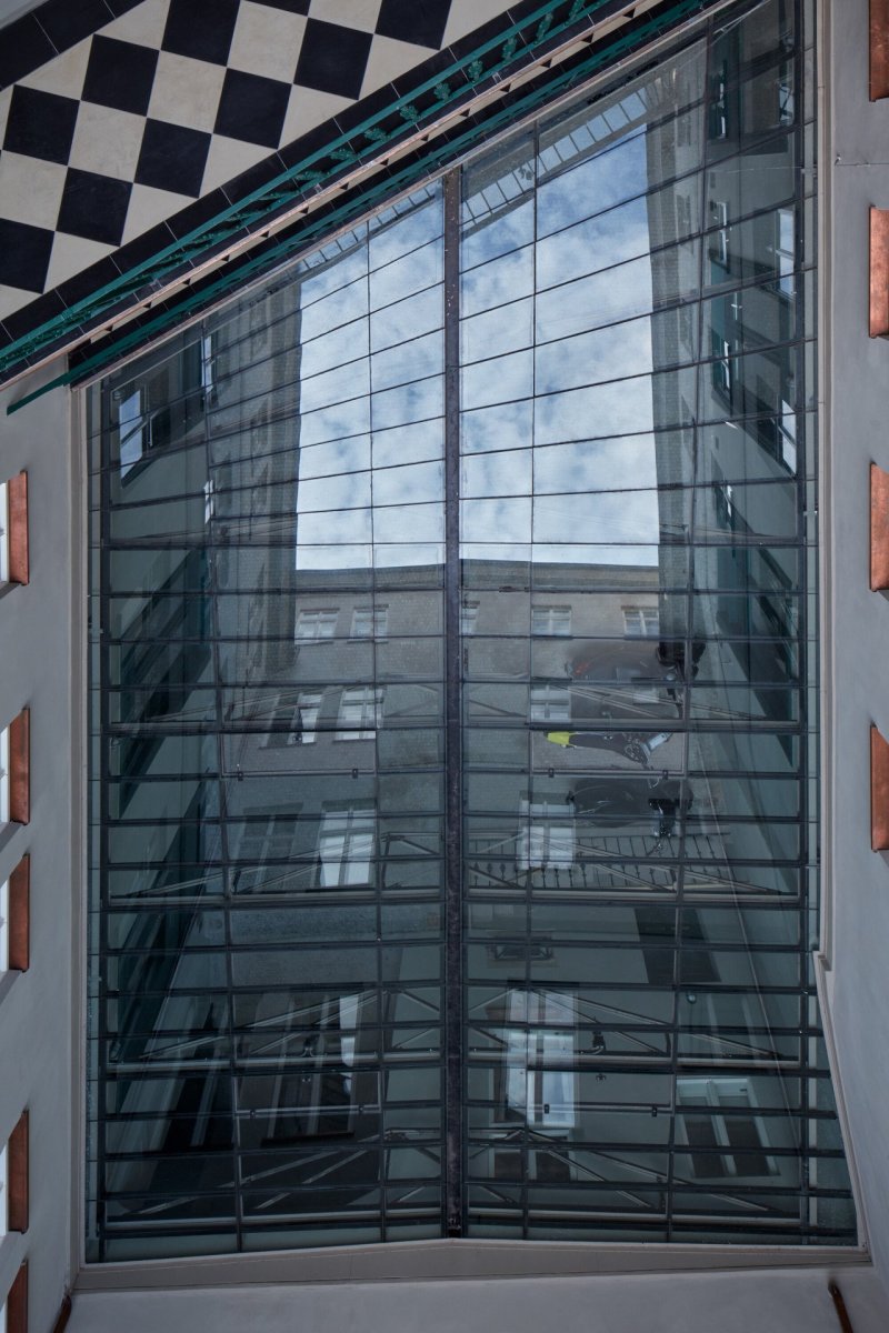 Rekonstrukci činžovního domu v Havelské ulici, QARTA Architektura: Dům v Havelské ulici formuje několik vnitřních dvorů, zároveň je průchozí strukturou, kterou se dá dostat až do vedlejší Kožné ulice