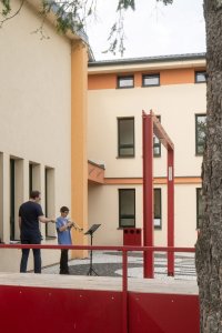 Kulturní prostor před ZUŠ Pečky od Alžběty P. Brůhové: Umělkyně Adéla Součková ji navrhla tak, aby byla esteticky atraktivní a zároveň vytvářela funkční pole pro hru