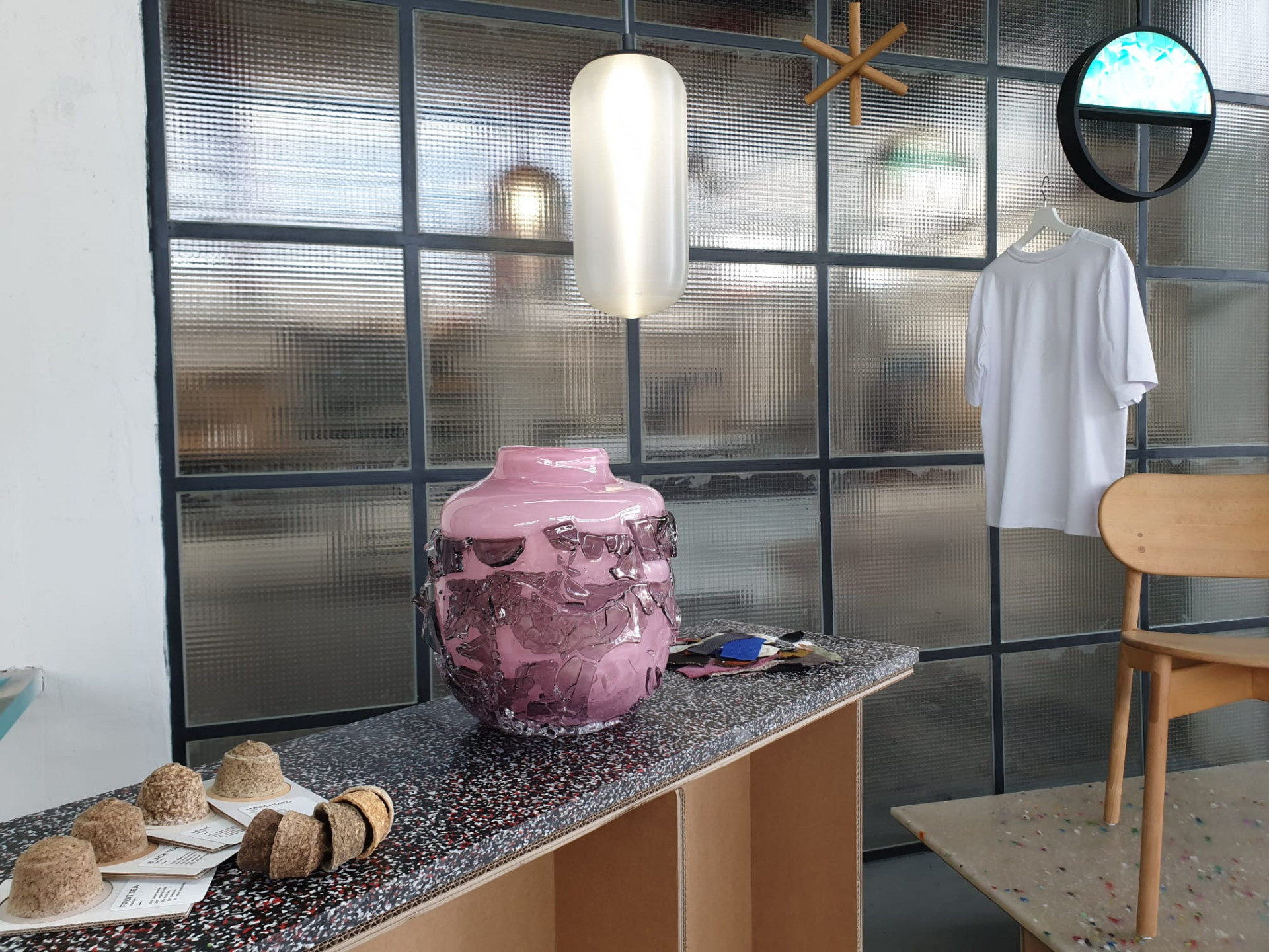 Výstava ECO? Český design směrem k udržitelnosti nahlíží kriticky na aktuální téma šetrnosti k životnímu prostředí