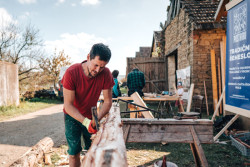 Pod vedením zkušených řemeslníků si mohou návštěvníci vyzkoušet tradiční techniky a materiály.